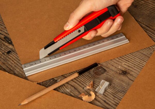 Barmax Profesyonel Maket Bıçağı Plastik Gövde (9 mm) MB354102