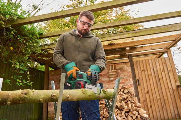 Bosch UniversalChain 18 Akülü Zincirli Ağaç Kesme Makinesi (1 x 1.5 Ah) - 06008B8000