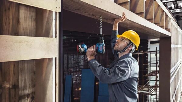 Bosch Professional Akülü Vidalama Matkabı GSR 18V-50 (2 x 2,0 Ah Akü) + Vidalama Seti (43 Parça) - 06019H5004